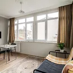 Chic Apartment In Balat, Fatih With Balcony